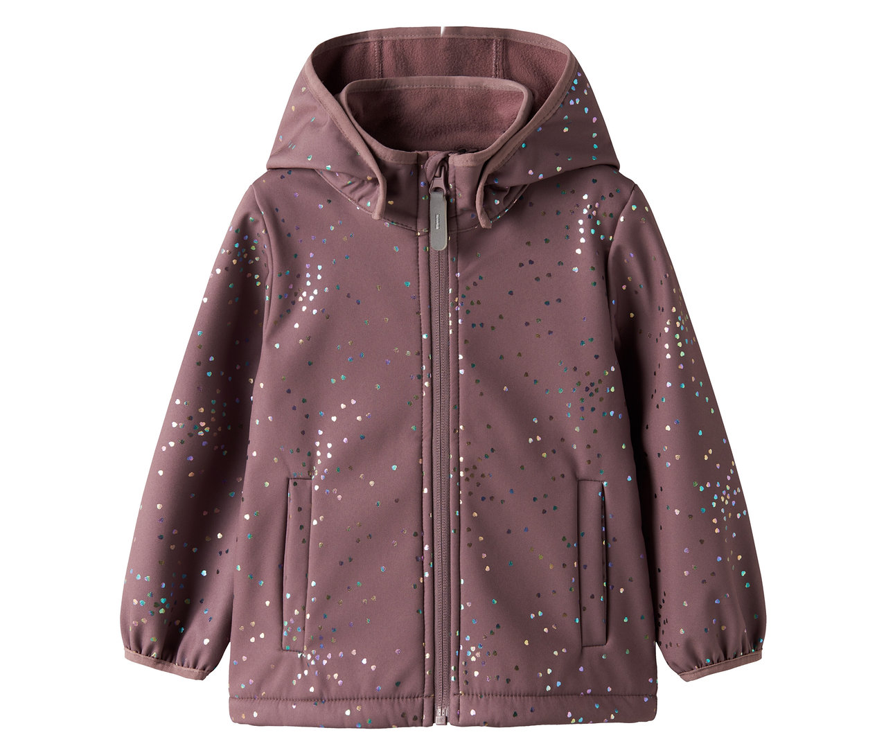 Die lila NAME IT Kinder-Softshelljacke ist mit bunten Herzen bedruckt und hat eine Kapuze.