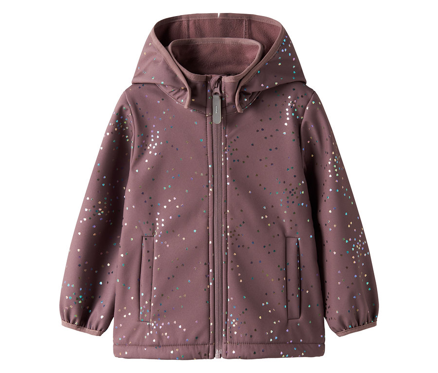 Die lila NAME IT Kinder-Softshelljacke ist mit bunten Herzen bedruckt und hat eine Kapuze.