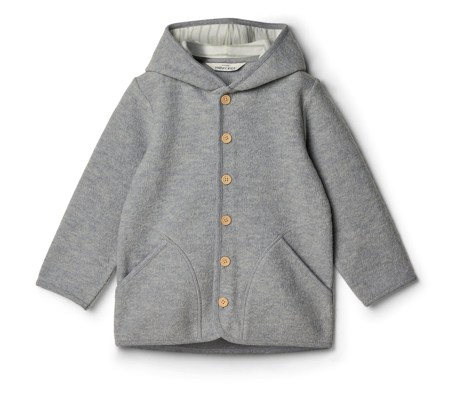 Graue Kinderjacke mit Kapuze und Holzknöpfen, sowie zwei Taschen.