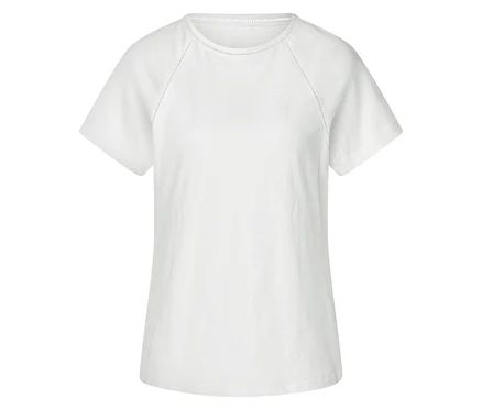Weißes T-Shirt mit kurzen Ärmeln, abgerundetem Ausschnitt und Lochmuster an den Raglanärmeln.