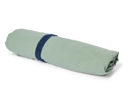Aufgerolltes, hellgrünes Tuch, das mit einem marineblauen Band befestigt ist.
