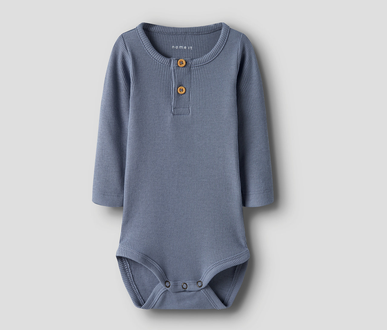 Ein einzelner, hellblau gerippter NAME IT Baby-Body mit langen Ärmeln und zwei Knöpfen.