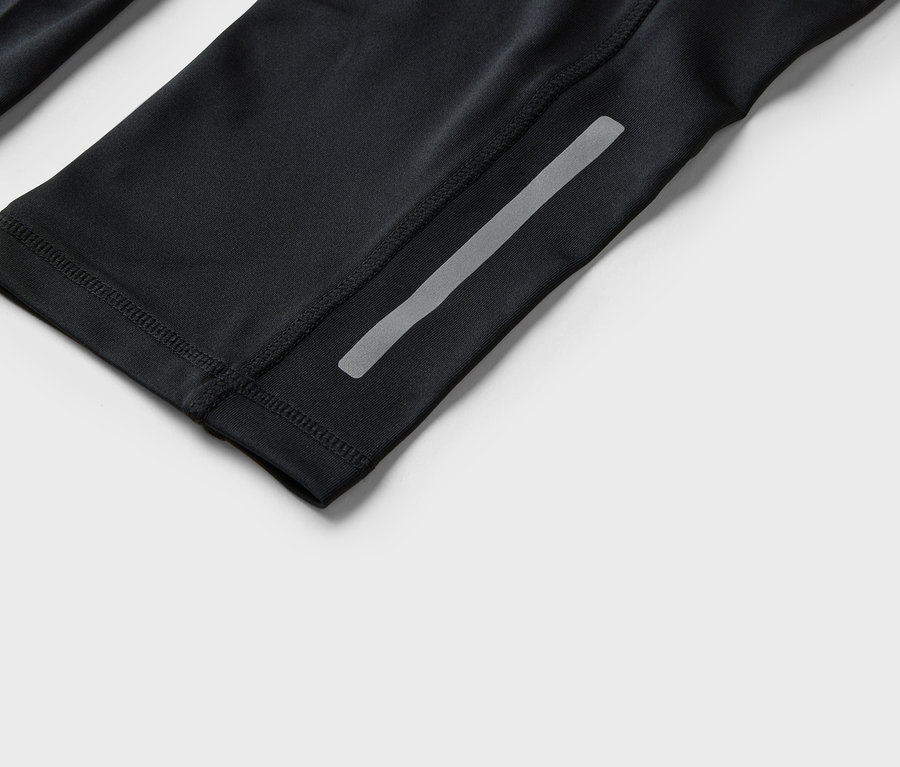 Detailaufnahme von schwarzer Sportbekleidung mit reflektierendem Streifen.