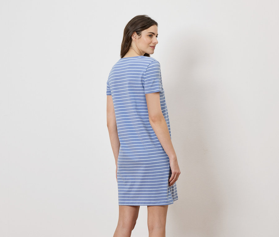 Frau trägt ein blau-weiß gestreiftes T-Shirt-Kleid.