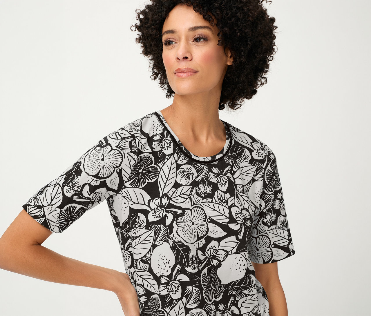 Frau trägt ein schwarz-weiß gemustertes Olsen Shirt.