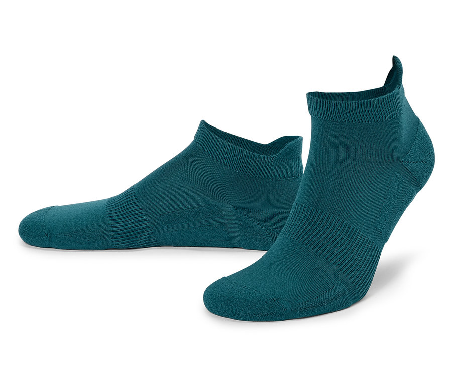Zwei türkisfarbene Socken liegen auf einem weißen Hintergrund.
