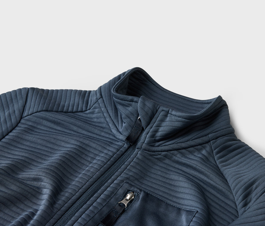 Nahaufnahme einer marineblauen Jacke mit Reißverschluss und gerippter Textur.