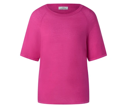 Nahaufnahme eines kurzärmeligen, pinkfarbenen Strickpullovers.