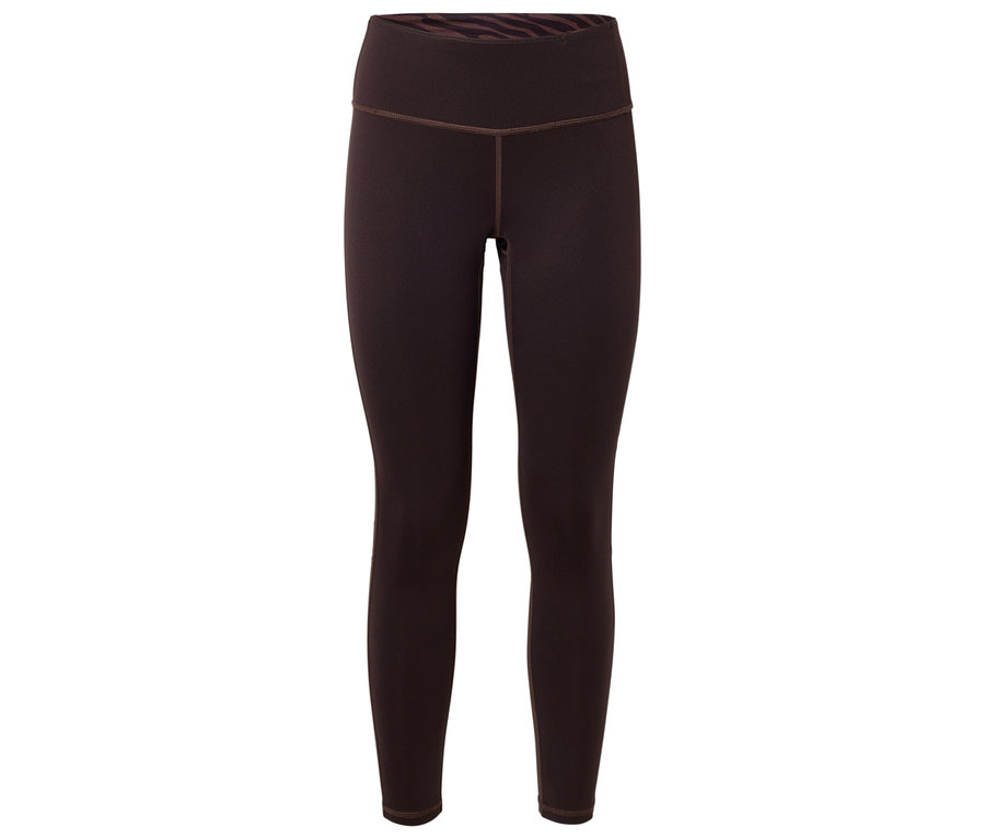 Braune Leggings auf weißem Hintergrund.