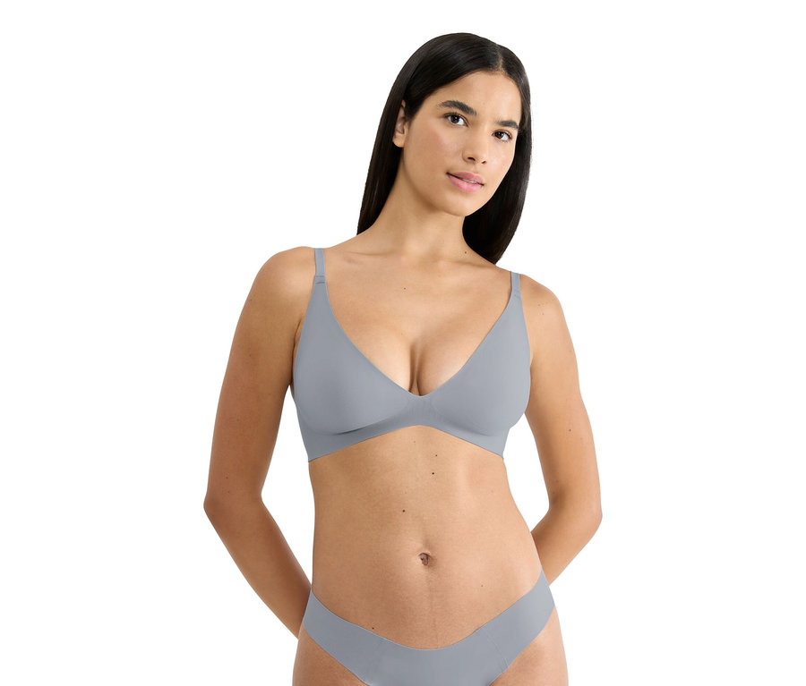 Frau trägt grauen BH und Unterwäsche.