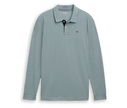 Ein hellblaues langärmliges Poloshirt liegt auf einem weißen Hintergrund.