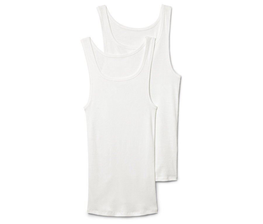 Zwei weiße Tanktops, leicht versetzt übereinander, auf weißem Hintergrund.