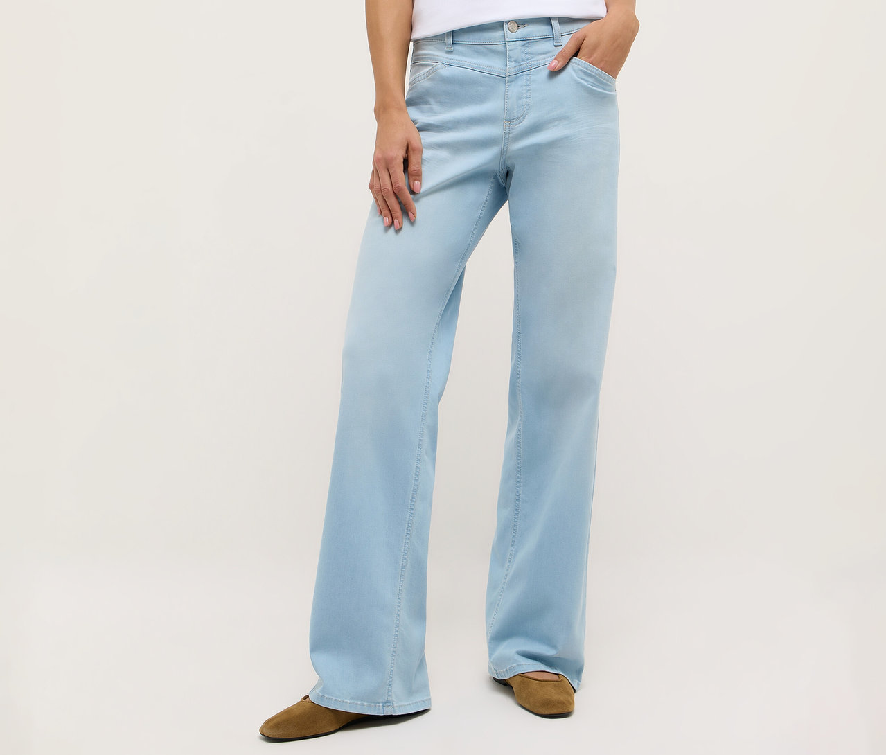 Person mit hellblauer Angels Denim »Liz Modern« Wide Leg Jeans und braunen Schuhen.