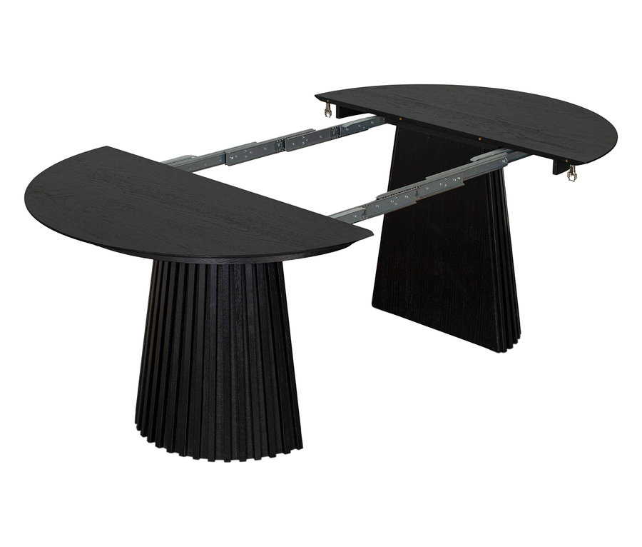 Ansicht des DeVries Esstischs »Oria Oak« in Schwarz, teilweise ausgezogen, auf einem weißen Hintergrund.