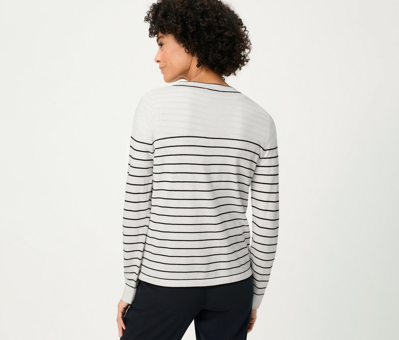 Frau von hinten mit Olsen Cardigan »LA« in Weiß mit schwarzen Streifen und dunkler Hose.