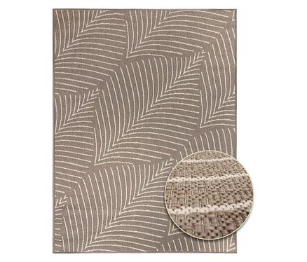 Ein rechteckiger Teppich mit einem sich wiederholenden Blattmuster in Beige und Weiß.