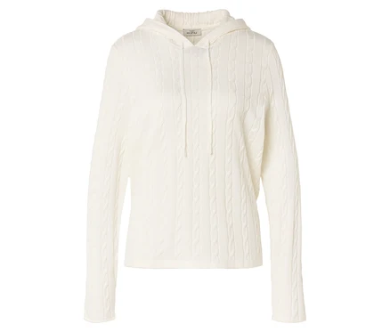 Ein cremefarbener Kapuzenpullover mit Zopfmuster und langen Ärmeln liegt auf einem weißen Hintergrund.
