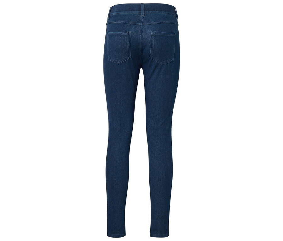 Rückansicht einer dunkelblauen, eng anliegenden Jeans mit zwei Gesäßtaschen.