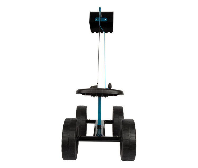 Ein blauer small foot Bagger mit Rädern, schwarzem Sitz und Schaufel, von vorne gesehen.