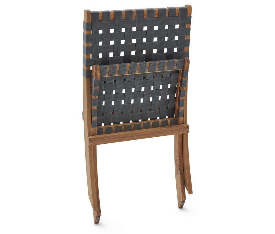 Ein zusammengeklappter Holzstuhl mit grauem, gewebtem Sitz und Rückenlehne.