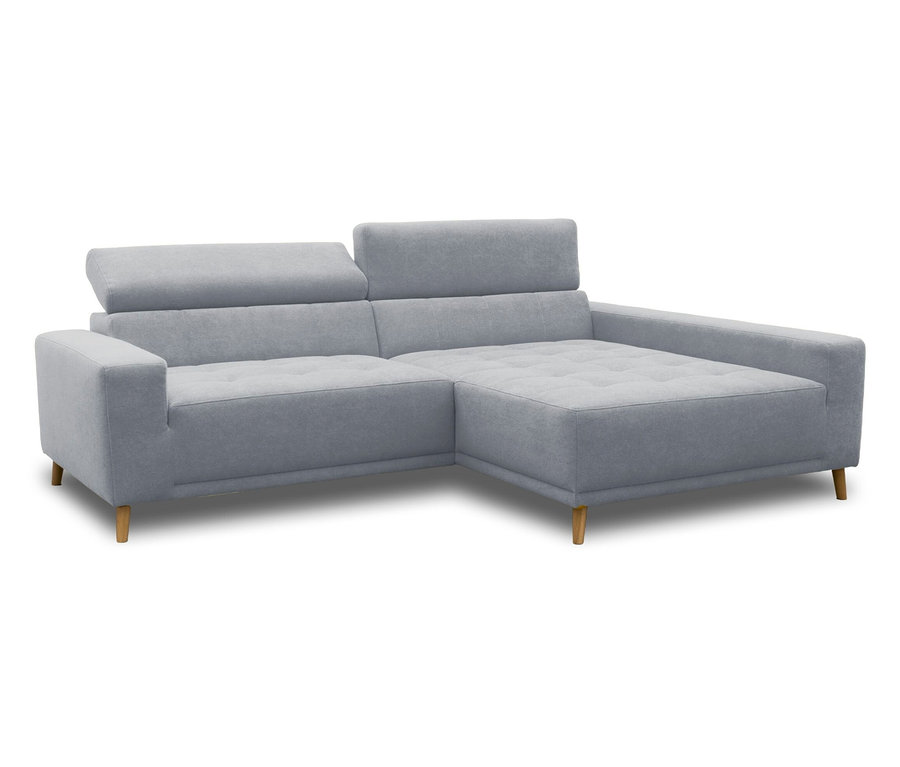Ein hellgraues L-förmiges Ecksofa mit einer Chaiselongue auf der rechten Seite, mit getufteter Sitzfläche, verstellbaren Rückenlehnen und hellen, konischen Holzbeinen, vor weißem Hintergrund.