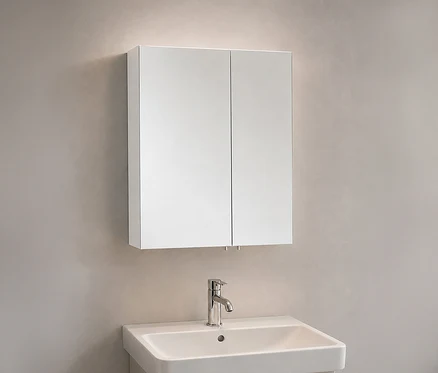 Weißer Spiegelschrank "Basic", 60 cm breit, mit zwei Türen, über einem weißen Waschbecken mit Chromarmatur. Dezente Beleuchtung.
