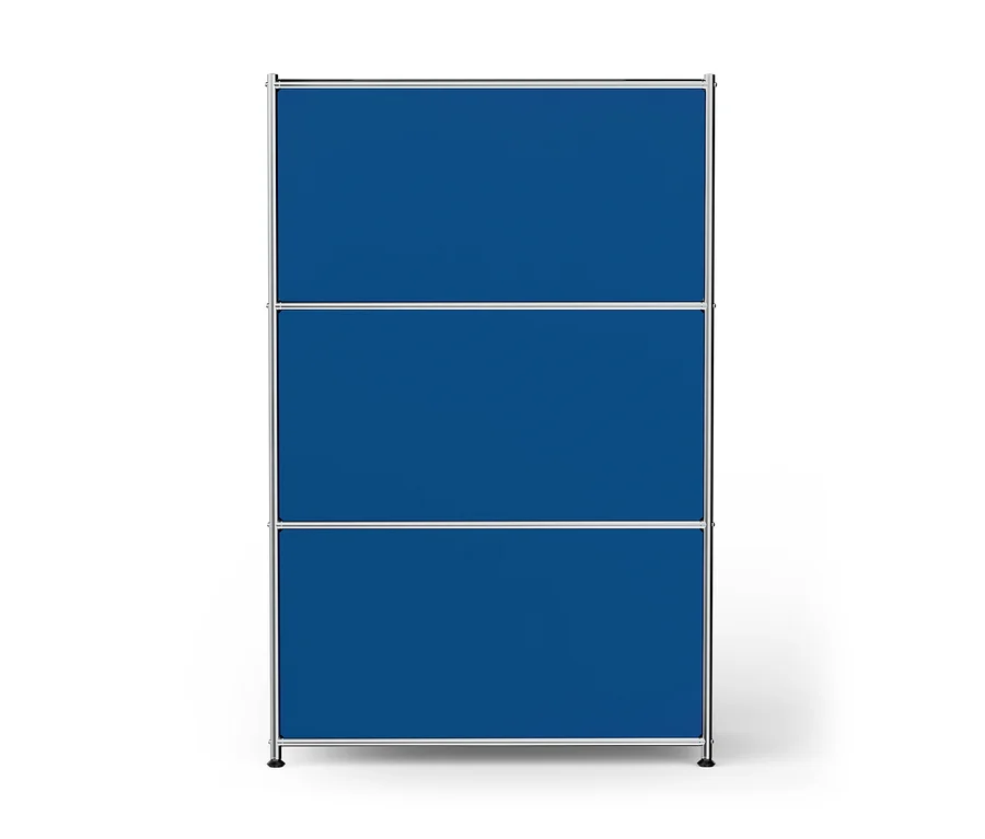 Hoher blauer Raumteiler mit silbernem Rahmen, bestehend aus drei horizontalen Paneelen.