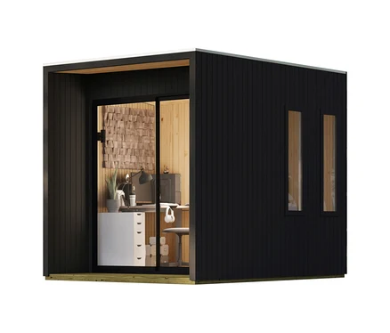 Modernes schwarzes Karibu Homeoffice-Gartenhaus „Valentin“ mit großer Glasschiebetür, die ein Büro mit Holzwänden, Schreibtisch, Computer und weißem Aktenschrank zeigt. Zwei schmale Fenster sind an der Seite.