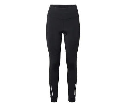 Schwarze Radhose mit breitem Bund, sichtbarer Polsterung im Schritt und reflektierenden Streifen an den Knöcheln.
