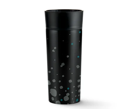 Ein Coffee-to-go-Becher, Hybrid Black, mit bunten Punkten auf weißem Hintergrund.