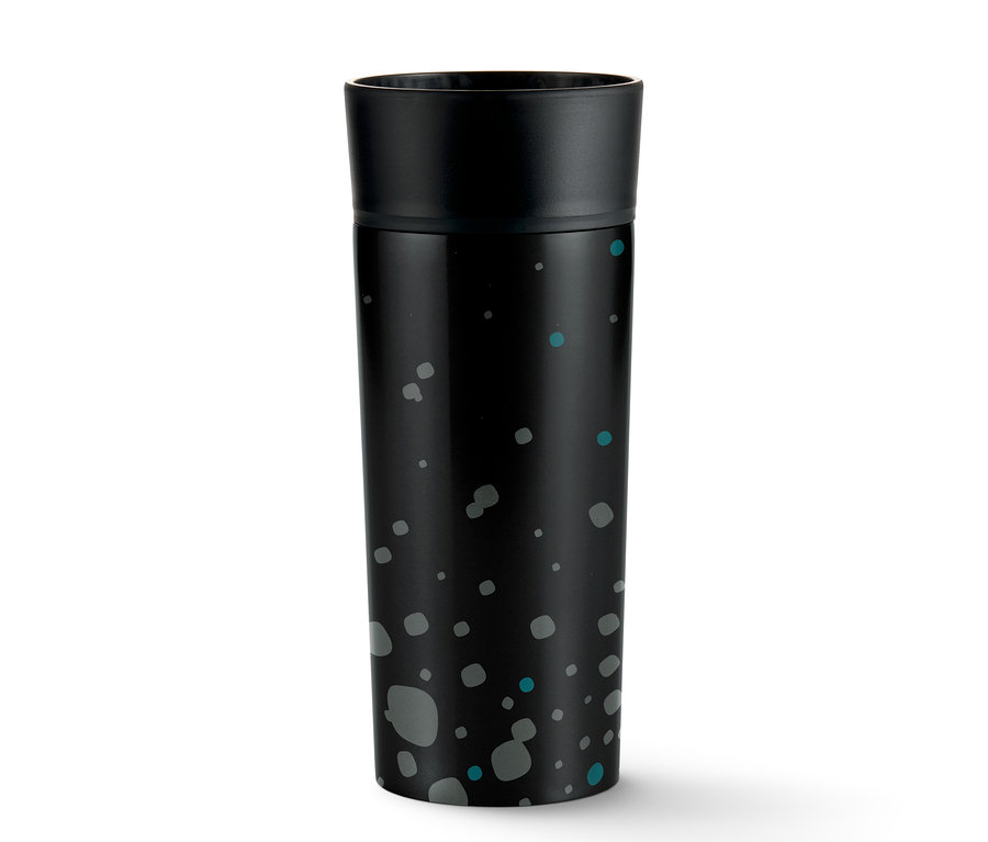 Ein Coffee-to-go-Becher, Hybrid Black, mit bunten Punkten auf weißem Hintergrund.
