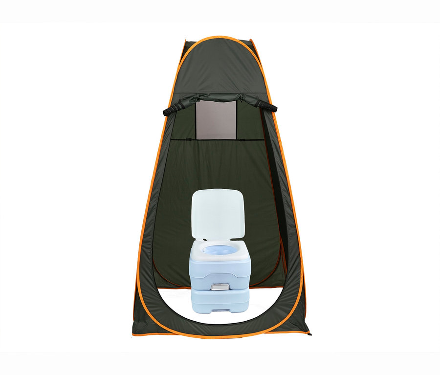 Dunkelgrünes Pop-up-Sichtschutzzelt mit orangefarbenem Rand, vorne offen, enthält eine hellblaue und weiße tragbare Campingtoilette mit offenem Deckel.