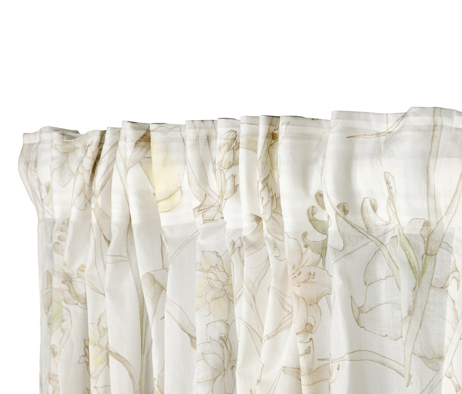 Ein weißer Vorhang der SCHÖNER WOHNEN-Kollektion »LOVELY« mit verdeckten Schlaufen und zartem Blumenmuster in Hellbraun und Grün.