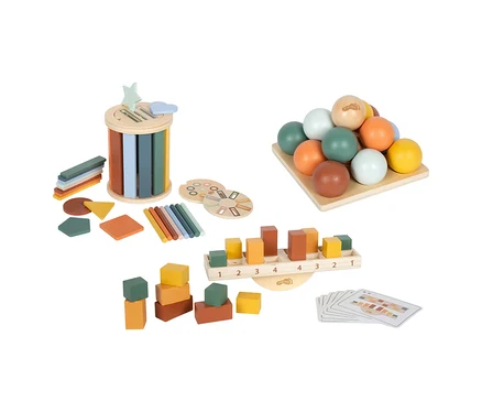 small foot Montessori-Bundle 2: Holzspielzeug-Set mit zylindrischem Formensortierer, Waage mit nummerierten Fächern, Kugelablage, Farbkarten und Stäbchen in Naturholz- und Pastelltönen.
