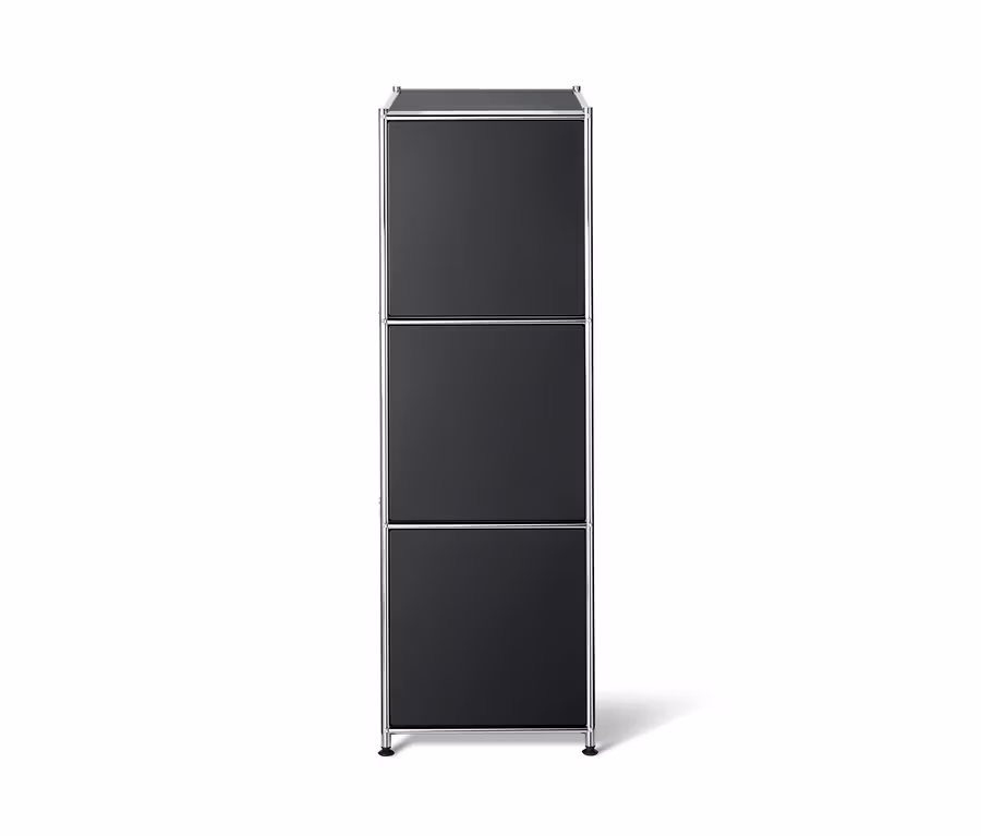 Schwarzes Metallregal mit drei Klappfächern.