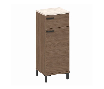 Schmaler, hoher Schrank in brauner Holzoptik mit heller, gemusterter Platte, einer oberen Schublade, einer unteren Tür, schwarzen Griffen und kurzen schwarzen Beinen.