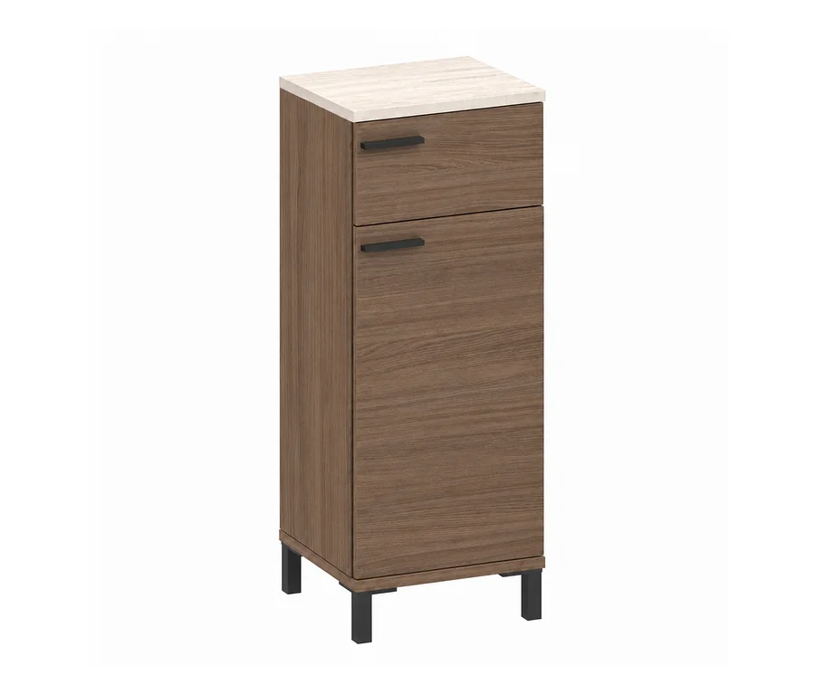 Schmaler, hoher Schrank in brauner Holzoptik mit heller, gemusterter Platte, einer oberen Schublade, einer unteren Tür, schwarzen Griffen und kurzen schwarzen Beinen.