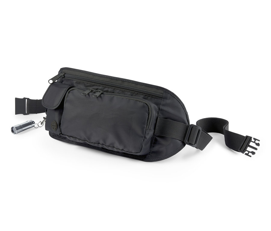 Eine schwarze Hunde-Gassibeutel-Tasche liegt auf einem weißen Hintergrund.