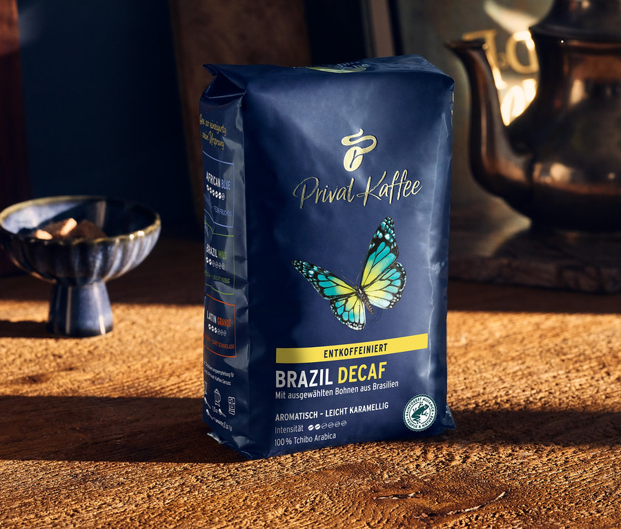 Eine Packung Privat Kaffee Brazil Decaf steht auf einem Holztisch.
