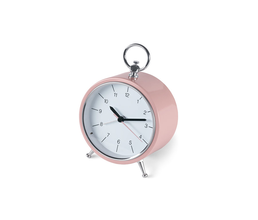 Ein analoger Retro-Wecker in Rosa steht auf einem weißen Untergrund. Die Zeiger zeigen auf 10:14 Uhr.