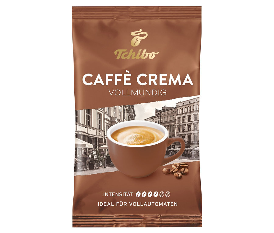 Eine braune Packung Caffè Crema & Espresso Probierset - 4x 100 g Ganze Bohne von Tchibo mit einer Tasse Kaffee und Kaffeebohnen im Vordergrund.