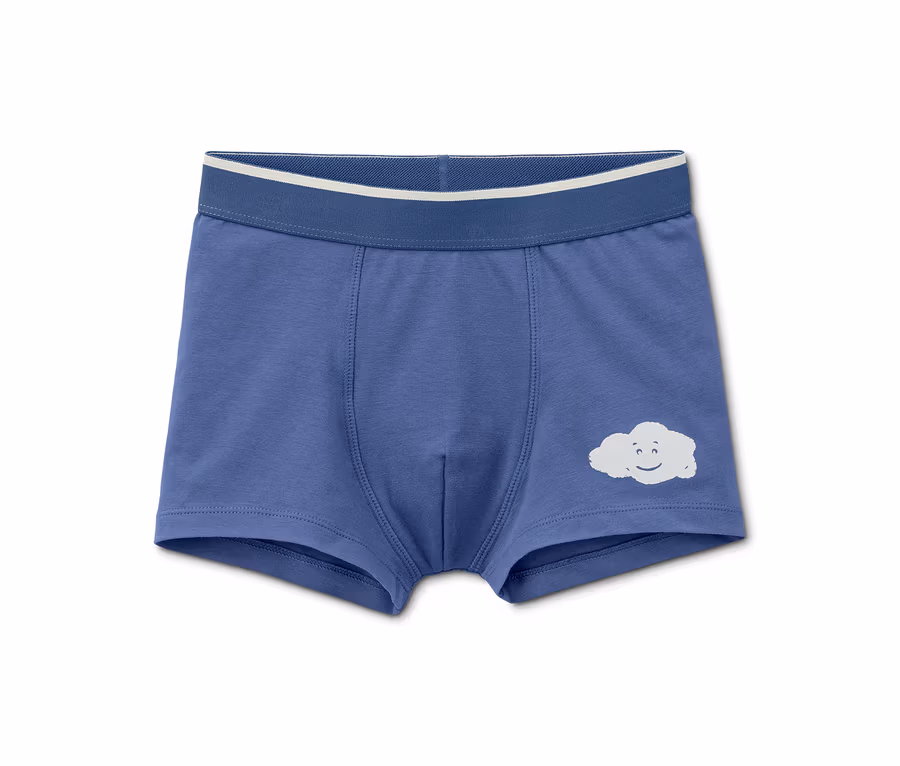 Eine einzelne blaue Jungen-Slipboxer aus Bio-Baumwolle mit einer kleinen weißen Wolke.
