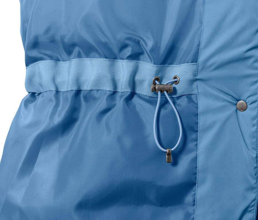 Detailansicht einer hellblauen Steppweste mit Kordelzug in der Taille.
