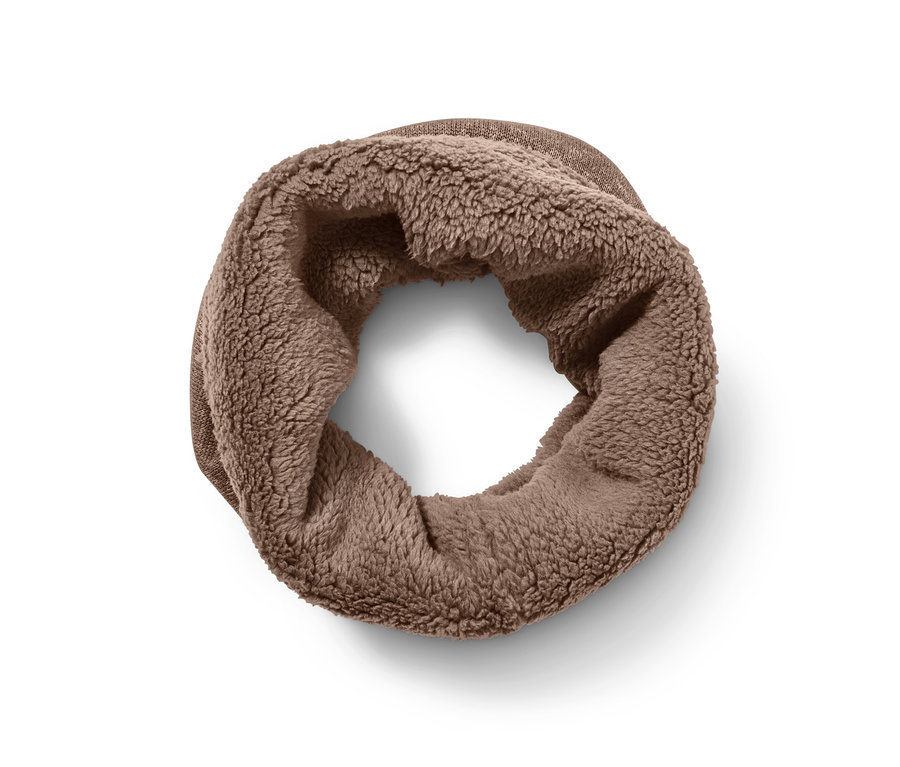 Ein brauner Strickfleece-Schlauchschal liegt.