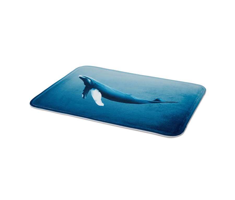 Blaue Komfort-Badematte mit Wal-Print.
