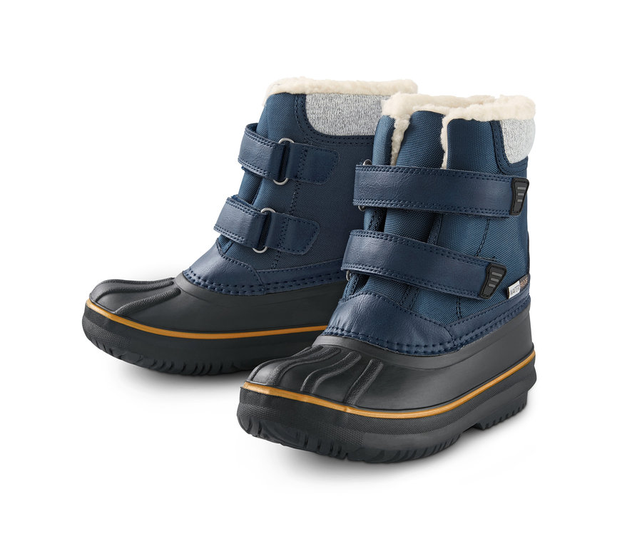 Zwei Allwetterstiefel vor einem weißen Hintergrund.