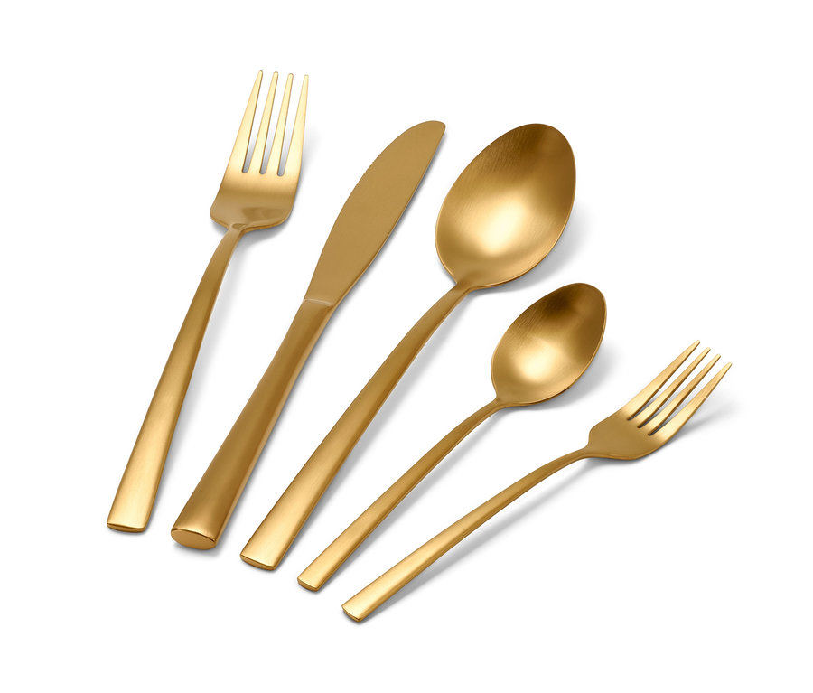 Goldenes Besteck-Set auf einem weißen Hintergrund.
