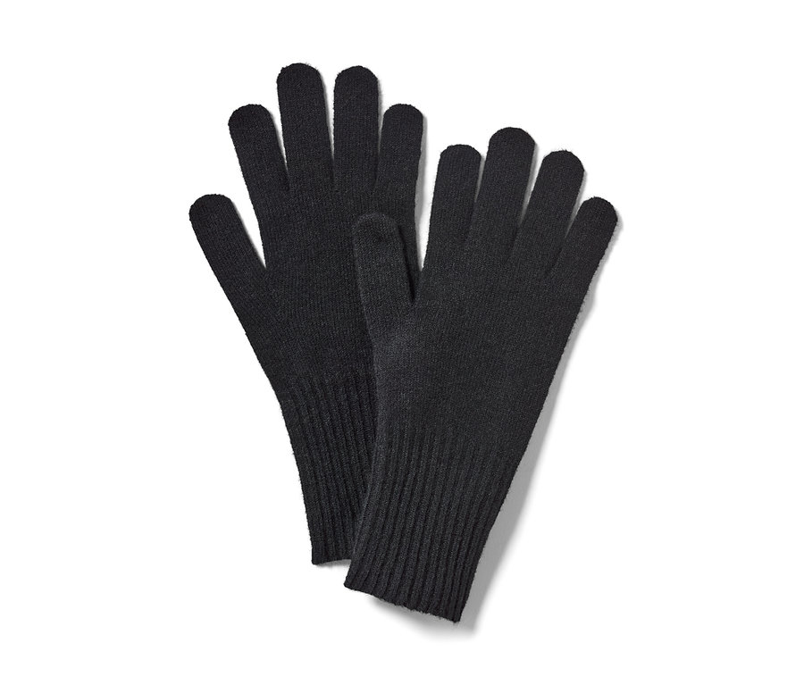 Schwarze Strickhandschuhe mit Wolle liegen auf einem weißen Hintergrund.