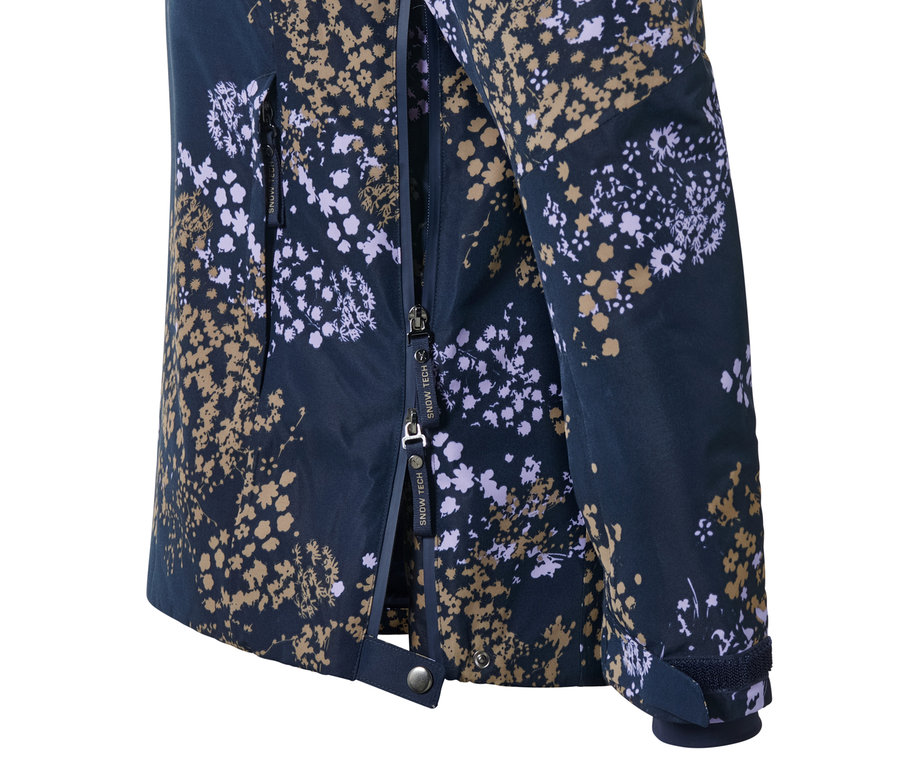 Detailansicht einer Halfzip-Skijacke mit Blumenmuster.