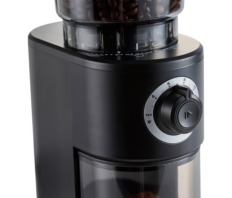 Detailaufnahme einer elektrischen Kaffeemühle mit Mahlgradeinstellung und Behälter für Kaffeebohnen.